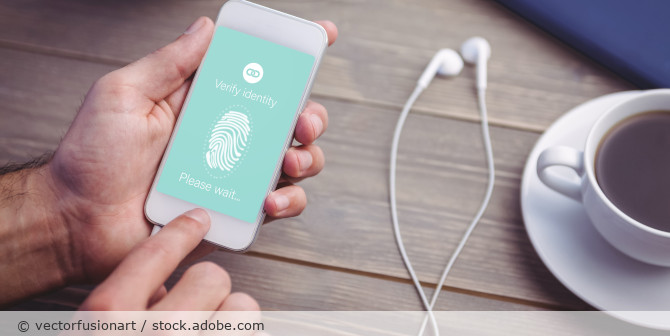 Handy mit einen Fingerabdruck auf den Bildschirm.