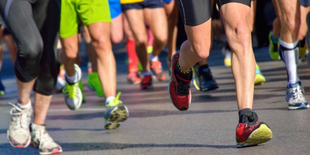 Viele Menschen laufen ein Marathon.