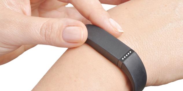 Eine Person trägt ein Fitness Tracker an der Hand.