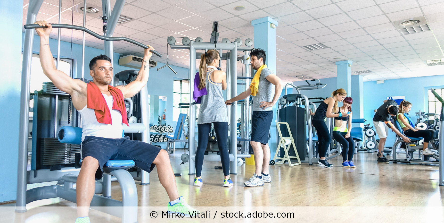 Menschen trainieren im Fitnessstudio