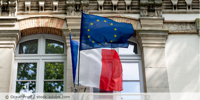 Frankreich und EU Flagge.