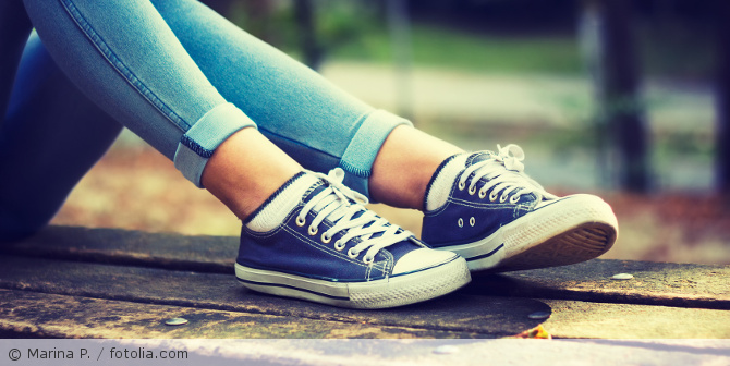 Zwei Beine mit Sneaker.