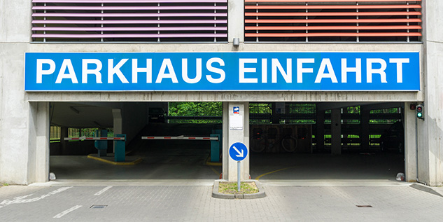Die Einfahrt zu einen Parkhaus.