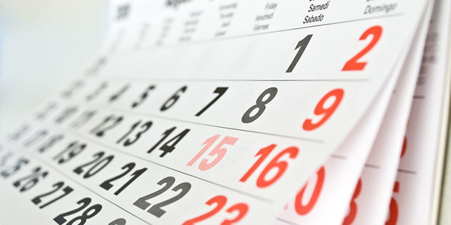 Weißer Jahreskalender häng an der Wand.