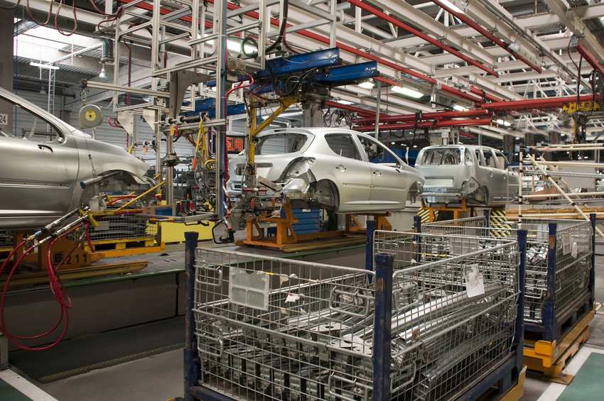 Drei silberne Autos die in der Werkstatt hintereinander stehen.