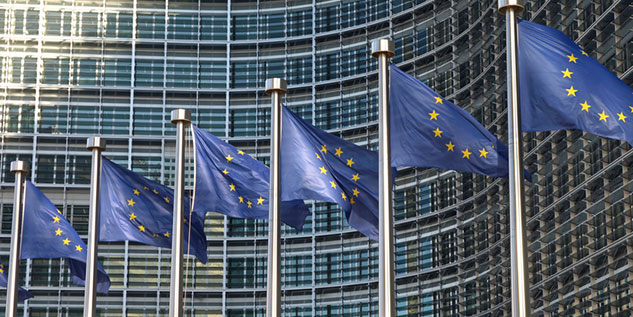 Sechs große Europa Flaggen aufgestellt.