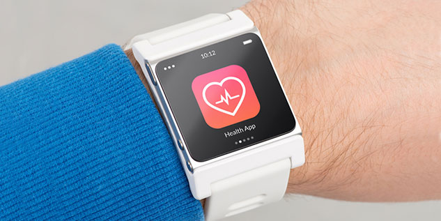 Mann zeigt seine Smartwatch, wo die Health App gezeigt wird.