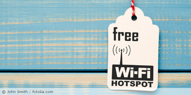 Ein Schild mit dem Hinweis auf freies WLAN.
