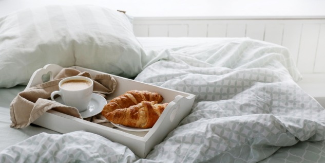 Tablett mit Frühstück im Bett.