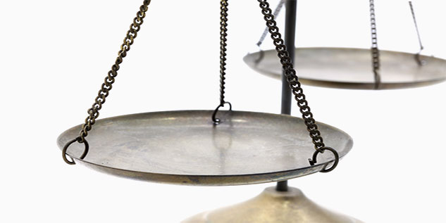 Eine goldene Justitia Waage.