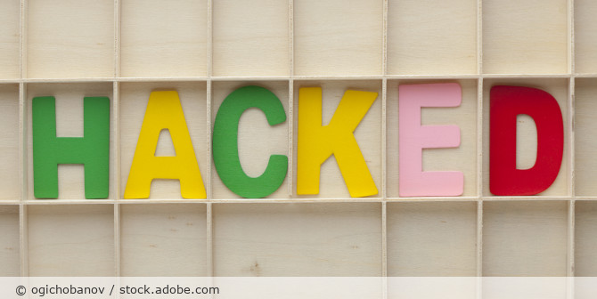 Bunte Buchstaben mit der Aufschrift "HACKED".