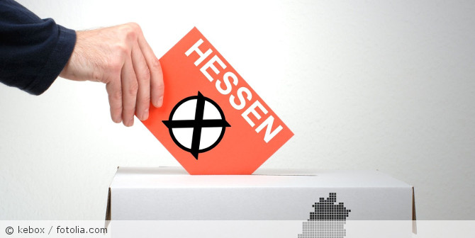 Wahlzettel in Hessen der in die Wahlurne geworfen wird.