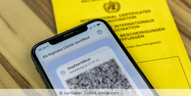 gelber Impfpass und digitales Impfzertifikat Corona