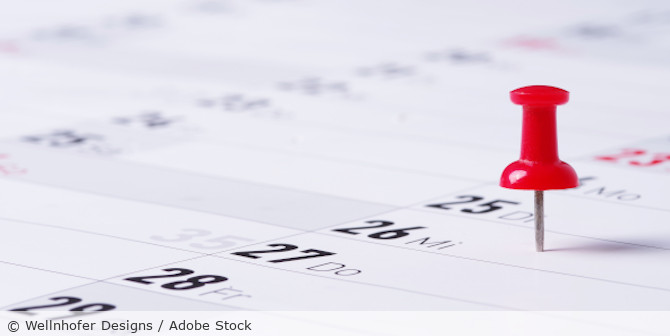 Kalender mit einer Pinnnadel.