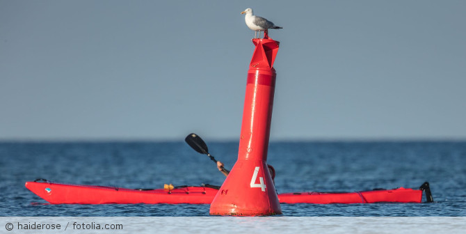 Ein Kanu im Meer.