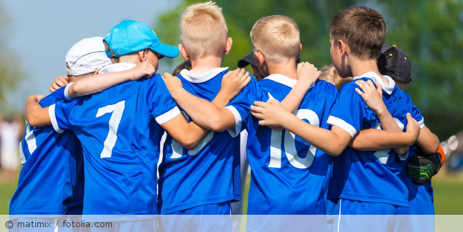 Eine Fußballmannschaft mit Kindern.