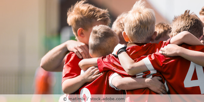 Kinderfußballmanschaft jubelt