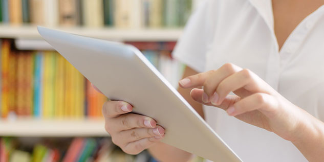 Krankenschwester tippt auf einen Tablet mit ihren Finger.