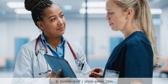 Eine Ärztin und eine Krankenschwester besprechen einen Fall.