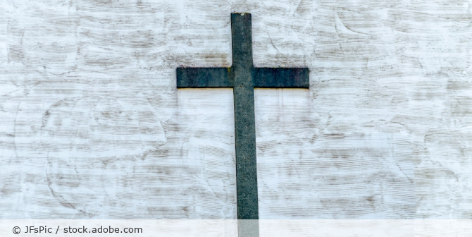 Christliches Kreuz an der Wand.