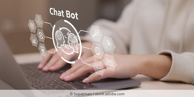 Frau am Laptop und eingeblendetes Symbol für Chat Bot.