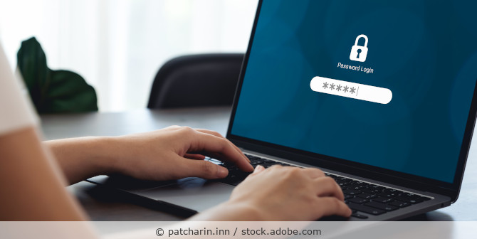 Frau arbeitet an einen Laptop und gibt es Passwort zum Login ein.