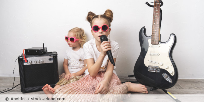 Zwei Kinder die singen.