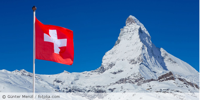 Die Schweizer-Flagge auf einen Eisberg.