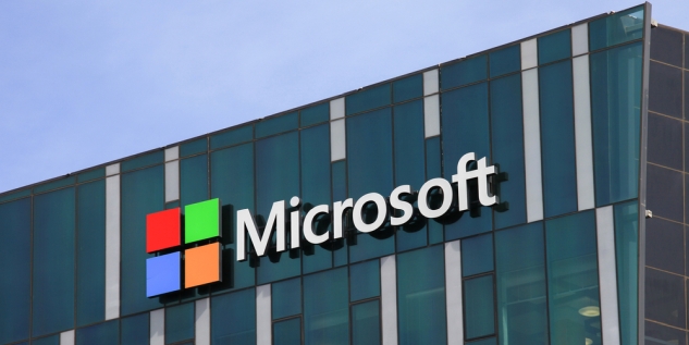 Das Microsoft Logo auf einem Gebäude.