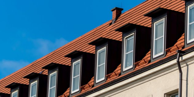 Ein Mietshaus mit vielen Fenstern.