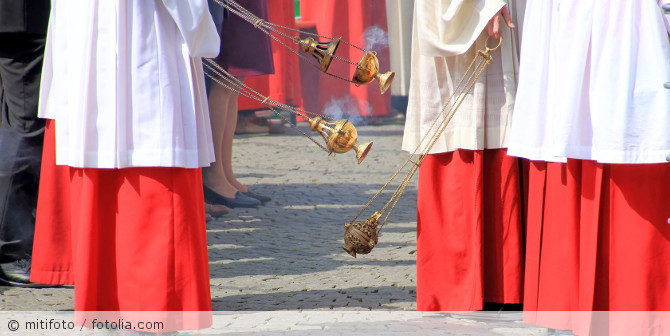 Ministranten mit Weihrauchschiffchen.