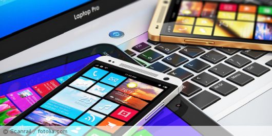Handy, Tablets und Computer liegen aufeinander.