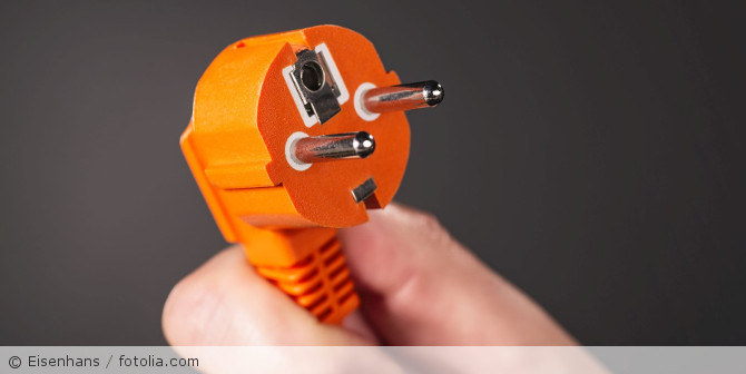 Ein orangener Netzstecker.
