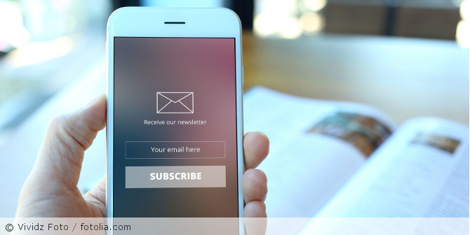 Ein Handy mit einer Newsletter Anmeldung.