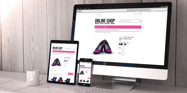 Ein Computer, ein Laptop und ein Handy auf dem ein Online-Shop zu sehen ist.