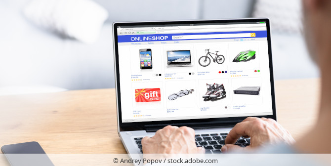 Person nutzt einen Onlineshop an einem Laptop.