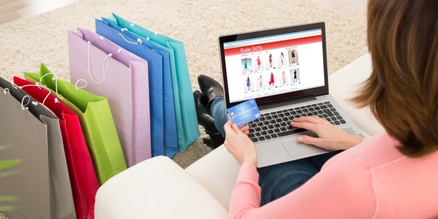 Ein Laptop mit Onlineshopping und einer Kreditkarte.