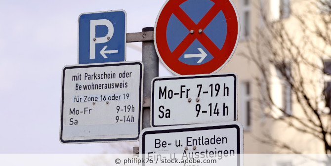 Verkehrsschilder mit Hinweisen zu Park- und Halteverboten.