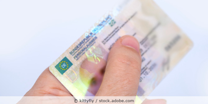 Personalausweis in der Hand