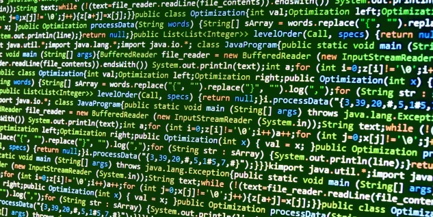 Programmiercode in verschiedenen Farben auf einem Computer.