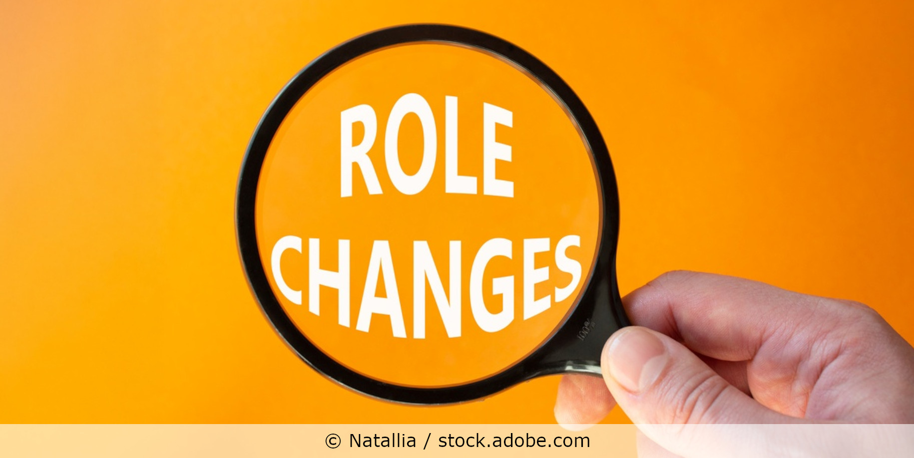 Eine schwarze Lupe schaut auf die Worte „Role Changes“ (Rollenwechsel).
