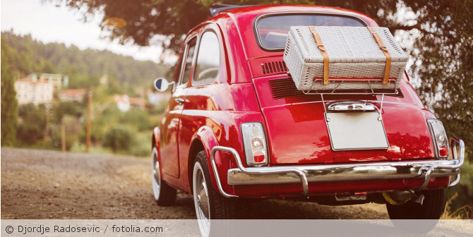 Ein rotes Auto.