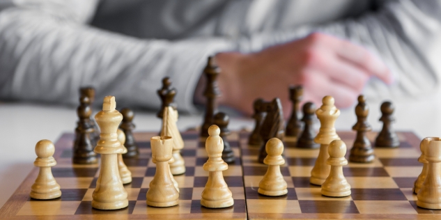 Personen die Schach spielen.