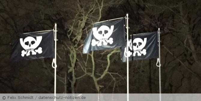 Mehrere Flaggen mit einen Totenkopf-Symbol.