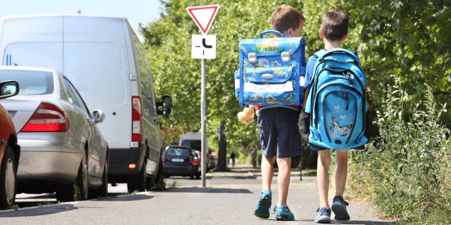 Zwei Jungs auf dem Schulweg.