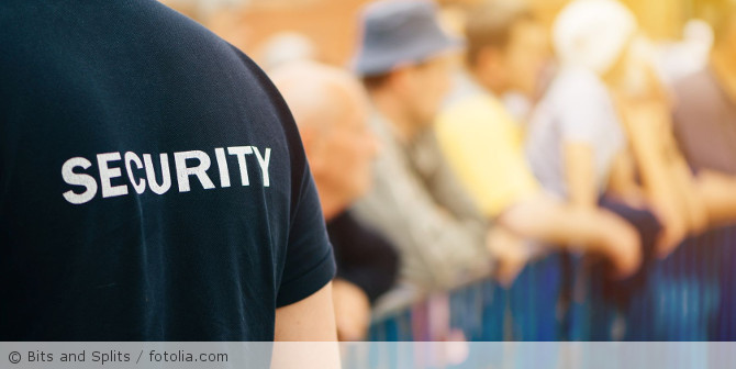 Eine Security-Person von hinten.