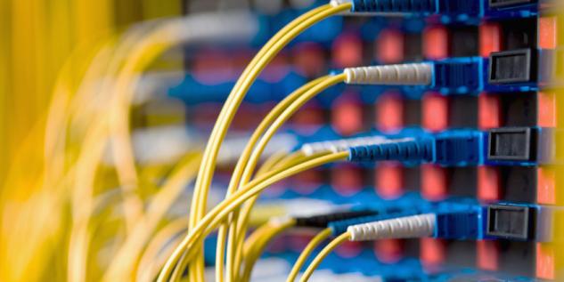 Server in dem viele Kabel angesteckt sind.
