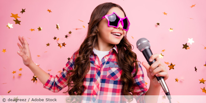 Kind singt.