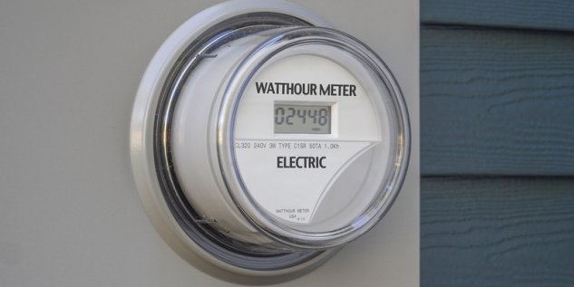 Smart Meter hängt an der Wand.