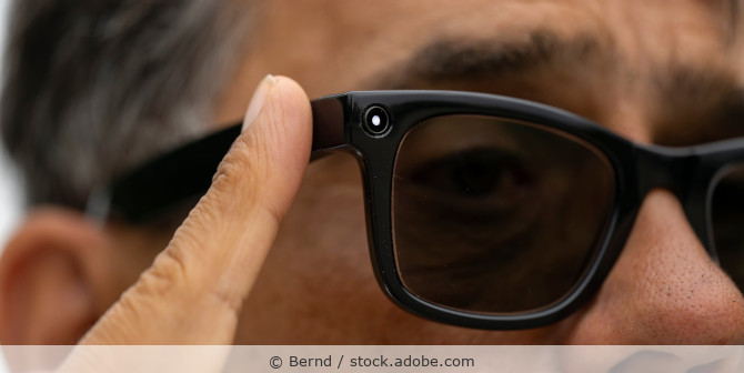 Ein Mann trägt eine Datenbrille (Smart Glasses).